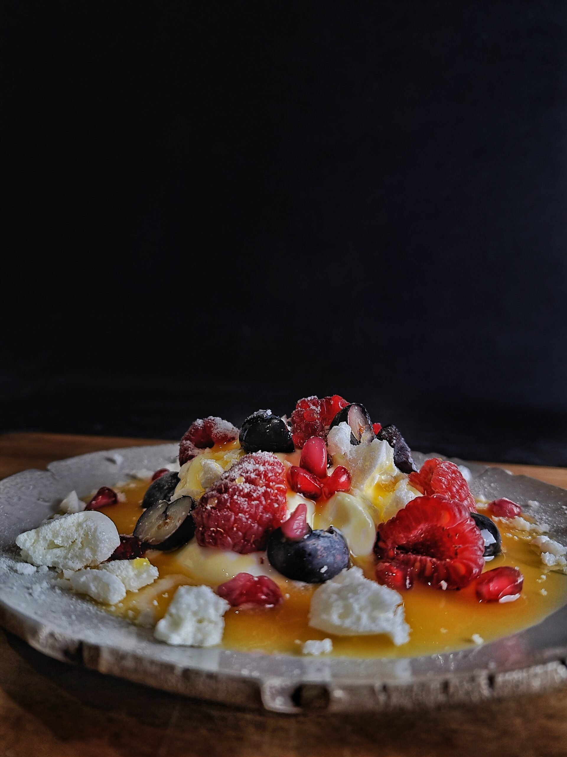Griekse yoghurt, vers fruit, merengue, napoleon snoepjes en een zoet zuur  sausje. – Stijns Kitchen