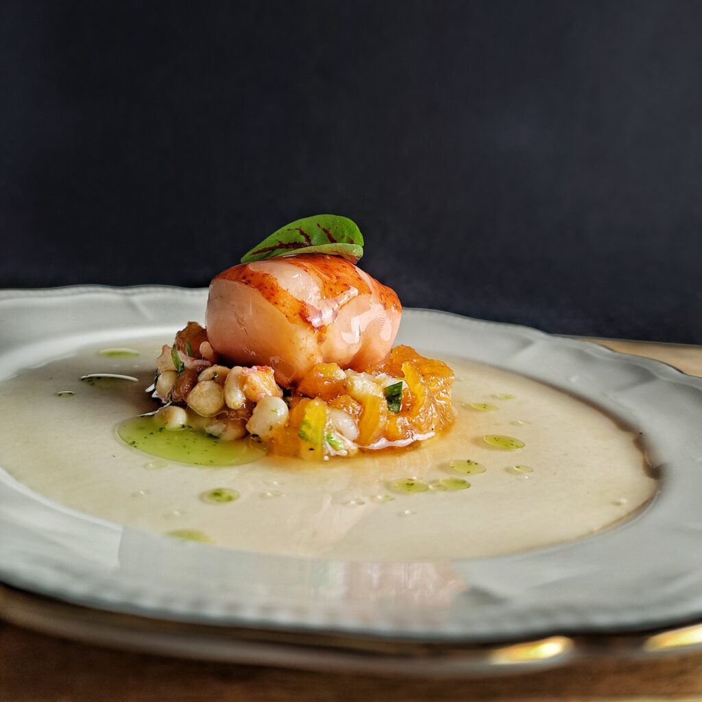 Kreeft met salsa van geconfijte tomaat en een bouillon van tomaat